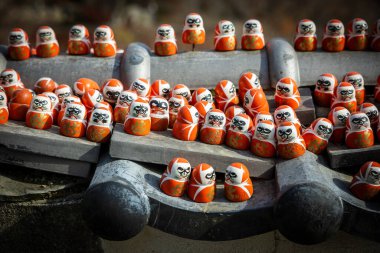 Osaka, Japonya - Aralık 2024: Minoh 'taki Katsuo-ji Tapınağı' nın en yoğun sonbahar dönemi manzarası. Canlı kırmızı ve turuncu akçaağaç yapraklarıyla güzelce çerçevelenmiş, Japon sonbaharının sakin atmosferini yansıtıyor..