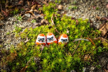 Osaka, Japonya - Aralık 2024: Minoh 'taki Katsuo-ji Tapınağı' nın en yoğun sonbahar dönemi manzarası. Canlı kırmızı ve turuncu akçaağaç yapraklarıyla güzelce çerçevelenmiş, Japon sonbaharının sakin atmosferini yansıtıyor..