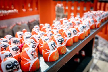 Osaka, Japonya - Aralık 2024: Minoh 'taki Katsuo-ji Tapınağı' nın en yoğun sonbahar dönemi manzarası. Canlı kırmızı ve turuncu akçaağaç yapraklarıyla güzelce çerçevelenmiş, Japon sonbaharının sakin atmosferini yansıtıyor..