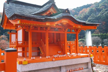 Osaka, Japonya - Aralık 2024: Minoh 'taki Katsuo-ji Tapınağı' nın en yoğun sonbahar dönemi manzarası. Canlı kırmızı ve turuncu akçaağaç yapraklarıyla güzelce çerçevelenmiş, Japon sonbaharının sakin atmosferini yansıtıyor..