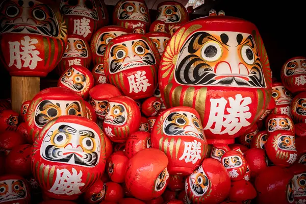 Osaka, Japonya - Aralık 2024: Minoh 'taki Katsuo-ji Tapınağı' nın en yoğun sonbahar dönemi manzarası. Canlı kırmızı ve turuncu akçaağaç yapraklarıyla güzelce çerçevelenmiş, Japon sonbaharının sakin atmosferini yansıtıyor..