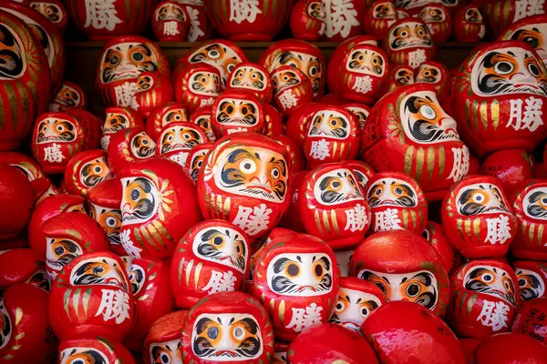 Osaka, Japonya - Aralık 2024: Minoh 'taki Katsuo-ji Tapınağı' nın en yoğun sonbahar dönemi manzarası. Canlı kırmızı ve turuncu akçaağaç yapraklarıyla güzelce çerçevelenmiş, Japon sonbaharının sakin atmosferini yansıtıyor..