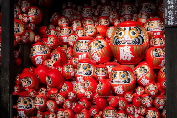 Osaka, Japonya - Aralık 2024: Minoh 'taki Katsuo-ji Tapınağı' nın en yoğun sonbahar dönemi manzarası. Canlı kırmızı ve turuncu akçaağaç yapraklarıyla güzelce çerçevelenmiş, Japon sonbaharının sakin atmosferini yansıtıyor..