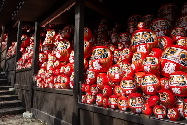 Osaka, Japonya - Aralık 2024: Minoh 'taki Katsuo-ji Tapınağı' nın en yoğun sonbahar dönemi manzarası. Canlı kırmızı ve turuncu akçaağaç yapraklarıyla güzelce çerçevelenmiş, Japon sonbaharının sakin atmosferini yansıtıyor..