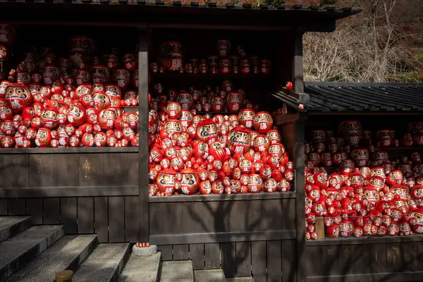 Osaka, Japonya - Aralık 2024: Minoh 'taki Katsuo-ji Tapınağı' nın en yoğun sonbahar dönemi manzarası. Canlı kırmızı ve turuncu akçaağaç yapraklarıyla güzelce çerçevelenmiş, Japon sonbaharının sakin atmosferini yansıtıyor..