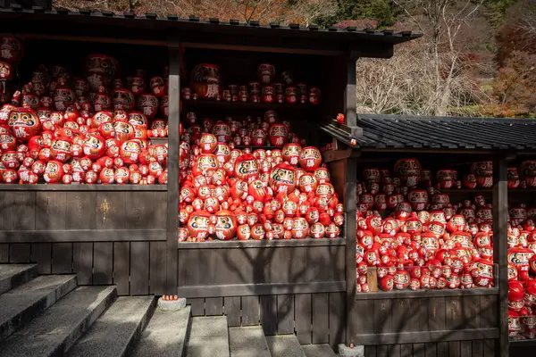 Osaka, Japonya - Aralık 2024: Minoh 'taki Katsuo-ji Tapınağı' nın en yoğun sonbahar dönemi manzarası. Canlı kırmızı ve turuncu akçaağaç yapraklarıyla güzelce çerçevelenmiş, Japon sonbaharının sakin atmosferini yansıtıyor..