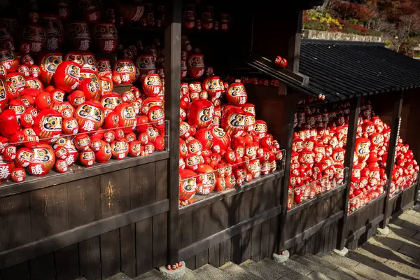 Osaka, Japonya - Aralık 2024: Minoh 'taki Katsuo-ji Tapınağı' nın en yoğun sonbahar dönemi manzarası. Canlı kırmızı ve turuncu akçaağaç yapraklarıyla güzelce çerçevelenmiş, Japon sonbaharının sakin atmosferini yansıtıyor..