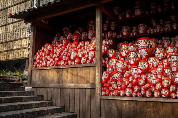 Osaka, Japonya - Aralık 2024: Minoh 'taki Katsuo-ji Tapınağı' nın en yoğun sonbahar dönemi manzarası. Canlı kırmızı ve turuncu akçaağaç yapraklarıyla güzelce çerçevelenmiş, Japon sonbaharının sakin atmosferini yansıtıyor..