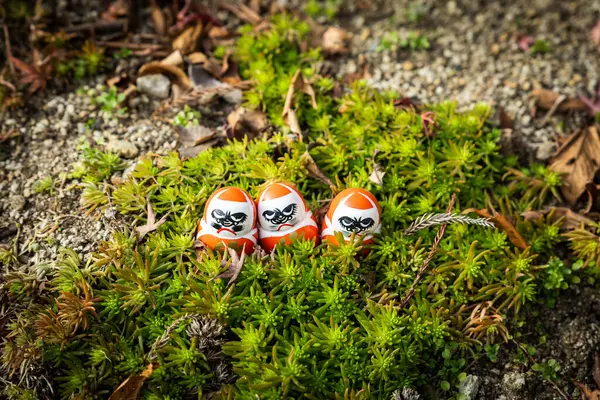 Osaka, Japonya - Aralık 2024: Minoh 'taki Katsuo-ji Tapınağı' nın en yoğun sonbahar dönemi manzarası. Canlı kırmızı ve turuncu akçaağaç yapraklarıyla güzelce çerçevelenmiş, Japon sonbaharının sakin atmosferini yansıtıyor..