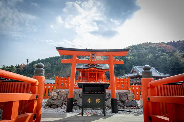 Osaka, Japonya - Aralık 2024: Minoh 'taki Katsuo-ji Tapınağı' nın en yoğun sonbahar dönemi manzarası. Canlı kırmızı ve turuncu akçaağaç yapraklarıyla güzelce çerçevelenmiş, Japon sonbaharının sakin atmosferini yansıtıyor..