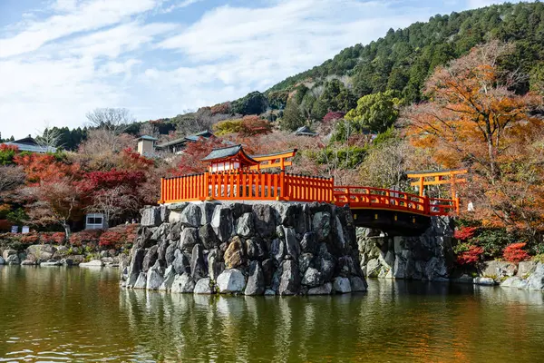 Osaka, Japonya - Aralık 2024: Minoh 'taki Katsuo-ji Tapınağı' nın en yoğun sonbahar dönemi manzarası. Canlı kırmızı ve turuncu akçaağaç yapraklarıyla güzelce çerçevelenmiş, Japon sonbaharının sakin atmosferini yansıtıyor..