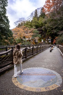 Kazura-bashi, Japonya 'nın Shikoku Vadisi' nin derinliklerinde bulunan tarihi bir asma köprüdür. Doğal asmalar ve ahşap kalaslarla inşa edilen köprü, Iya Nehri boyunca uzanır ve bereketli dağ ormanlarıyla çevrilidir..