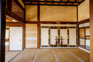 Kochi Şehri, Shikoku, Japonya - Aralık 2024: Kochi Kalesi canlı sonbahar yapraklarıyla çevrili iyi korunmuş bir Japon kalesidir. Ahşap yapının geleneksel kalesi kırmızı akçaağaç ve altın ginkgo ağaçları arasında zarif duruyor..