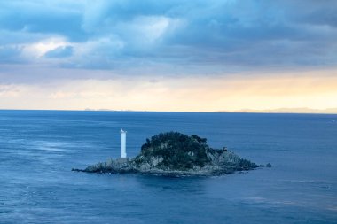 Japonya, Tokushima 'daki O-naruto Köprüsü yakınlarındaki Naruto girdabının dramatik doğal bir manzarası..