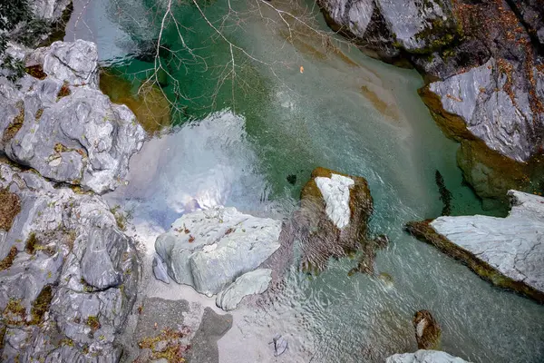 Kazura-bashi, Japonya 'nın Shikoku Vadisi' nin derinliklerinde bulunan tarihi bir asma köprüdür. Doğal asmalar ve ahşap kalaslarla inşa edilen köprü, Iya Nehri boyunca uzanır ve bereketli dağ ormanlarıyla çevrilidir..
