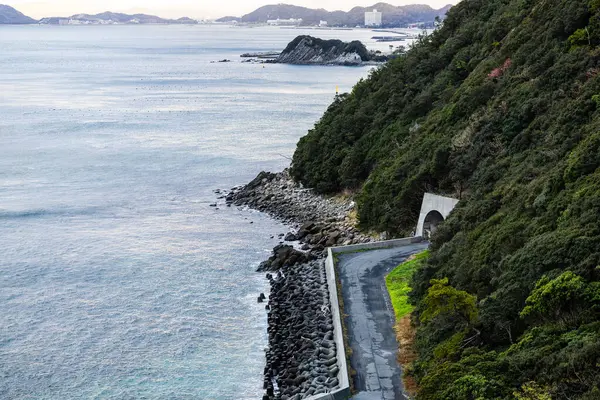 Japonya, Tokushima 'daki O-naruto Köprüsü yakınlarındaki Naruto girdabının dramatik doğal bir manzarası..