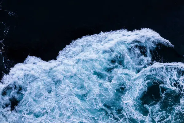 Japonya, Tokushima 'daki O-naruto Köprüsü yakınlarındaki Naruto girdabının dramatik doğal bir manzarası..