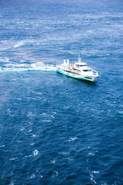 Japonya, Tokushima 'daki O-naruto Köprüsü yakınlarındaki Naruto girdabının dramatik doğal bir manzarası..