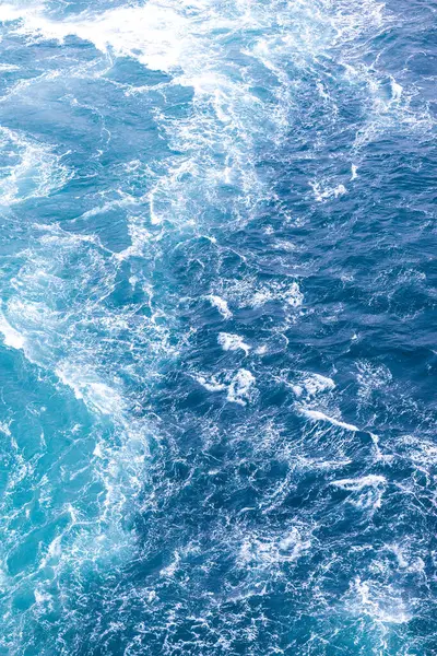 Japonya, Tokushima 'daki O-naruto Köprüsü yakınlarındaki Naruto girdabının dramatik doğal bir manzarası..