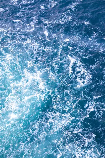 Japonya, Tokushima 'daki O-naruto Köprüsü yakınlarındaki Naruto girdabının dramatik doğal bir manzarası..