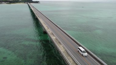 4K, Kouri Adası 'nın Long Köprüsü üzerindeki yola ve açık gökyüzü ve deniz suyuna sahip insansız hava aracının yüksek görüş alanından sahile odaklanıyor..