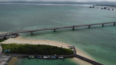4K, Kouri Adası 'nın Long Köprüsü üzerindeki yola ve açık gökyüzü ve deniz suyuna sahip insansız hava aracının yüksek görüş alanından sahile odaklanıyor..