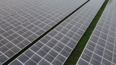 Çatıdaki Güneş Panelleri Temiz Enerji Üreten Endüstriyel Fabrikanın 4K Hava Görüntüsü