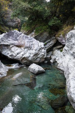 Japonya 'nın Shikoku bölgesindeki Iya Vadisi' nde bulunan Tokushima Bölgesi 'ndeki dramatik Oboke Vadisi' nde huzurlu bir tekne yolculuğu. Zümrüt yeşili nehir sarp kayalıklar arasında süzülür..