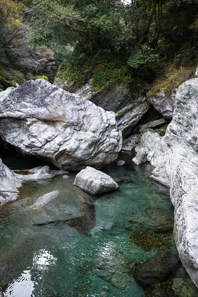 Japonya 'nın Shikoku bölgesindeki Iya Vadisi' nde bulunan Tokushima Bölgesi 'ndeki dramatik Oboke Vadisi' nde huzurlu bir tekne yolculuğu. Zümrüt yeşili nehir sarp kayalıklar arasında süzülür..
