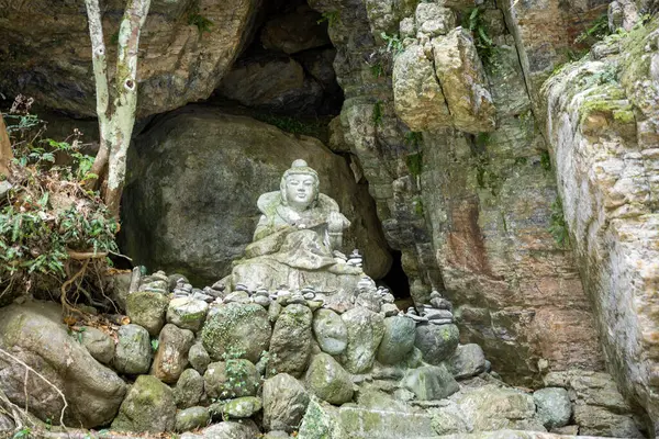 Japonya 'nın Shikoku bölgesindeki Iya Vadisi' nde bulunan Tokushima Bölgesi 'ndeki dramatik Oboke Vadisi' nde huzurlu bir tekne yolculuğu. Zümrüt yeşili nehir sarp kayalıklar arasında süzülür..