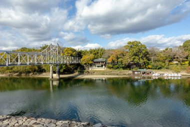 Okayama, Japonya - Aralık 2024: Okayama Kalesi 'nin manzarası. Siyahi dış görünüşlü Karga Kalesi olarak bilinen tarihi Japon kalesi..
