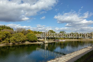 Okayama, Japonya - Aralık 2024: Okayama Kalesi 'nin manzarası. Siyahi dış görünüşlü Karga Kalesi olarak bilinen tarihi Japon kalesi..