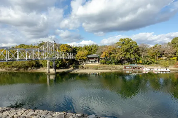 Okayama, Japonya - Aralık 2024: Okayama Kalesi 'nin manzarası. Siyahi dış görünüşlü Karga Kalesi olarak bilinen tarihi Japon kalesi..