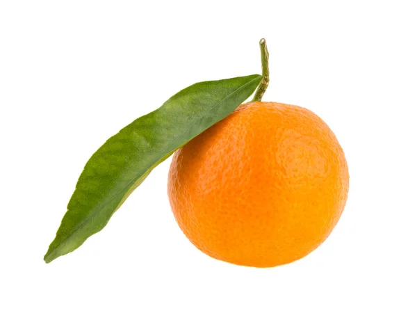 Mandarine Oder Clementine Mit Grünem Blatt Isoliert Auf Weißem Hintergrund — Stockfoto