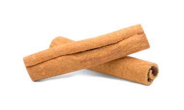 Beyaz arka planda gölgeli iki tarçın çubuğu.