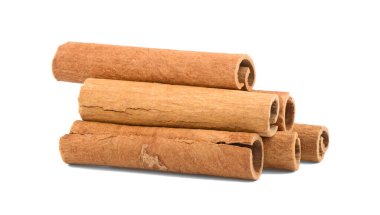 Tarçın çubukları gölgeli beyaz arkaplanda izole