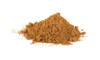 Beyaz arka planda tarçın tozu. Aromatik baharat