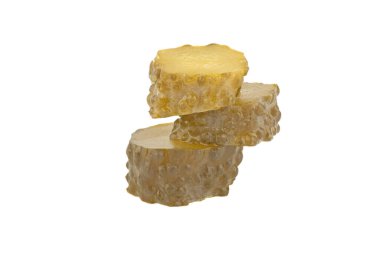 Beyaz arka planda izole edilmiş dilimlenmiş turşular. Tohumlu salatalık ve sebze parçaları.