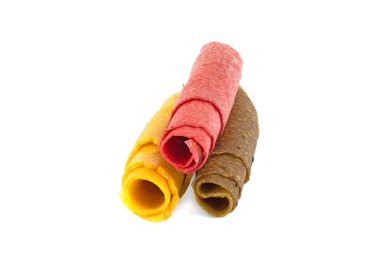 Beyaz bir arka planda izole edilmiş tatlı, püre meyve pastila.