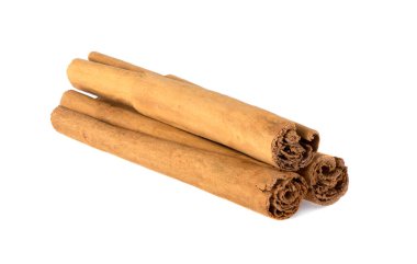 Seylan tarçın çubukları beyaz arka planda izole edilmiş gölgeli