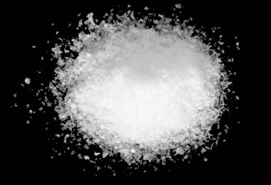 Siyah arkaplanda izole edilmiş beyaz kar yığını.