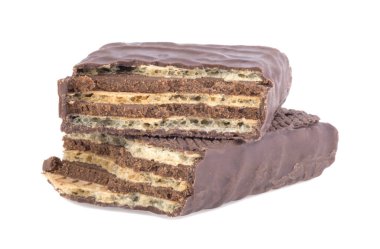 Çikolatalı şeker, iki parça. Beyaz bir arkaplanda izole edilmiş.