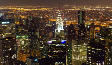 New York City, New York, ABD - 28 Aralık 2013: Chrysler Binası ve Ed Koch Queensboro Köprüsü ile New York City boyunca gece görüşü