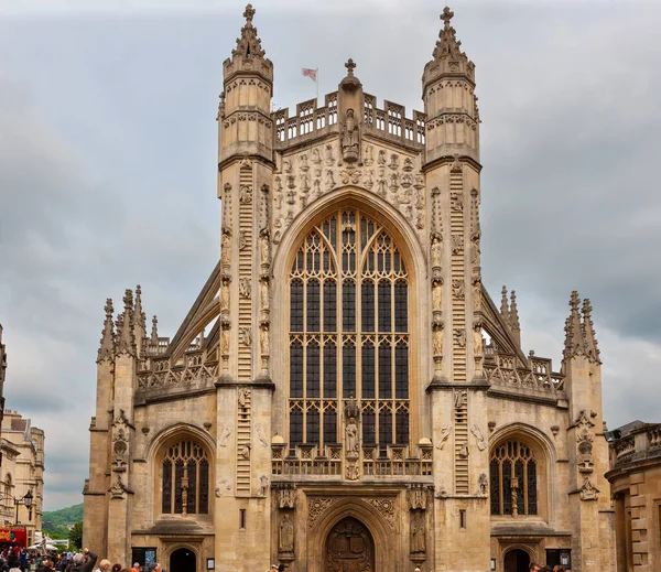 Bath, Birleşik Krallık - 8 Mayıs 2011: Bath Abbey, İngiltere 'nin tarihi Bath kentindeki eski ortaçağ kilisesinin yan görüntüsü.