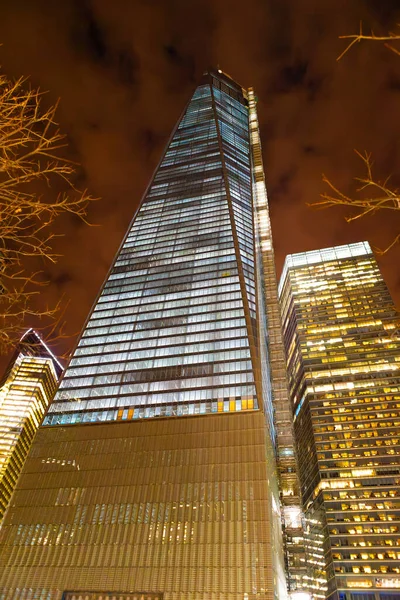 2013年12月26日 フリーダム タワーが完成しつつあり 作業用エレベーターが取り付けられている — ストック写真
