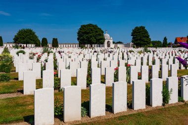 Zonnebeke, Belçika - 8 Temmuz 2010 Tyne Cot Mezarlığı. Dünyanın en büyük Bağımsız Devletler savaş mezarlığı. Birinci Dünya Savaşı 'ndan kalma çoğu kimliği belirsiz askerlerden oluşuyor..