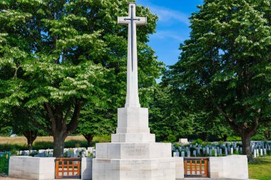 Ypres, Belçika - 8 Temmuz 2010 Essex Çiftlik Mezarlığı. Leeper kasabasının kuzeyinde Birinci Dünya Savaşı 'ndan kalma askerler için eyalet askeri mezarlığı..