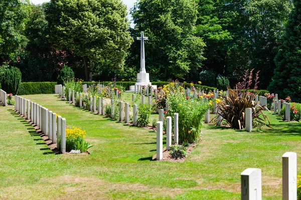 Ypres Bélgica Julho 2010 Ramparts Cemetery Lille Gate Cemitério Militar Fotos De Bancos De Imagens Sem Royalties