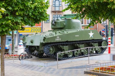 Bastogne, Belçika - 9 Temmuz 2010: M4A3 (75) W American Sherman Tank in McAuliffe Square. İkinci Dünya Savaşı 'ndan kalma Barakuda lakaplı bir tank sergileniyor..