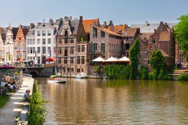 Gent, Belçika - 10 Temmuz 2010 Leie Riverfront. Tur teknesi Grasbrug 'dan ayrılıp Leie Nehri' ne doğru gidiyor..